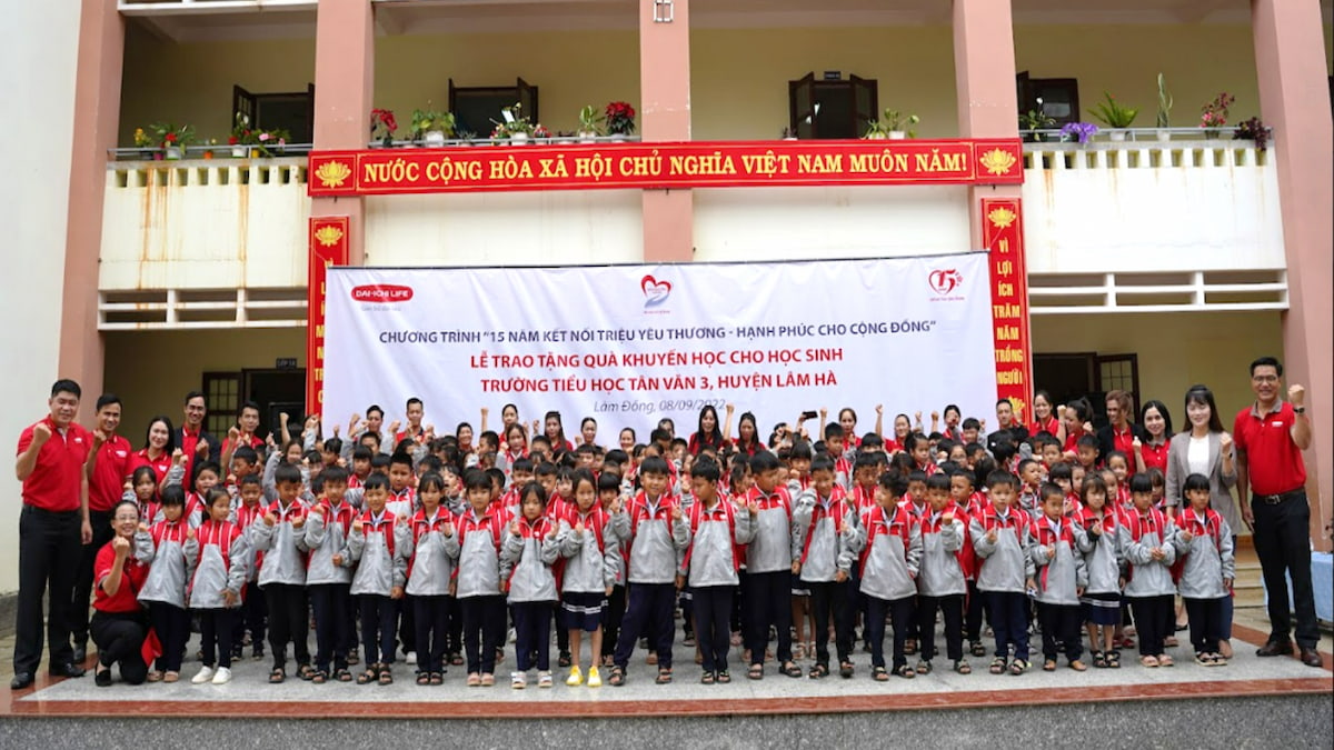 Đại diện Ban Giám đốc Dai-ichi Life Việt Nam đã đến thăm và trao tặng 150 phần quà khuyến học có tổng giá trị gần 105 triệu đồng cho các em học sinh trường Tiểu học Tân Văn 3, thôn Tân Lộc, xã Tân Văn, huyện Lâm Hà, tỉnh Lâm Đồng.